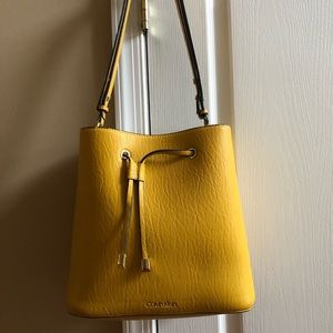 CALVIN KLEIN BUCKET BAG